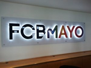 Letrero fondo alucobond letras acrilico corporeo luz led posterior