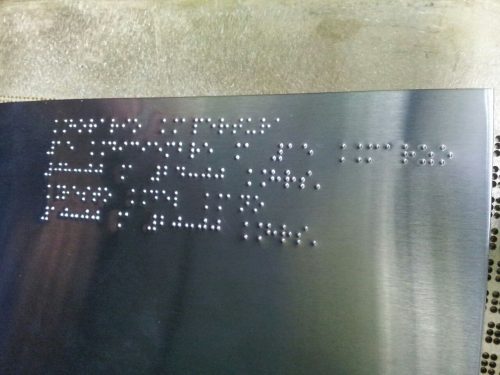 Braille acero inoxidable repujado