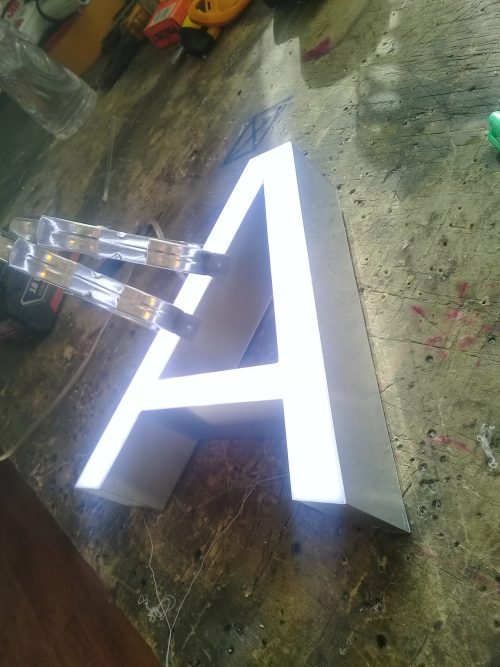 Letras volumetricas borde aluminio frente acrilico led interior