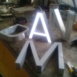 letras borde aluminio frente acrilico iluminación led hacia el frente