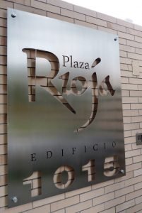 placa acero inoxidable calado laser letras con centros tomados y 4 perforaciones