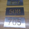 placas con números para departamentos en acero inoxidable calado laser