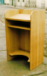 CORTE ROUTER CNC EN MUEBLE PODIUM MADERA ENCHAPADA