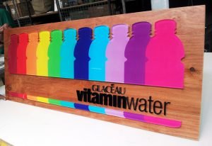 señaletica madera logo y letras acrilico volumen corpóreas corte laser