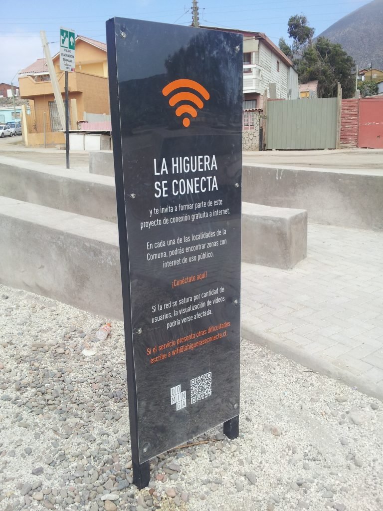 totem metalico una cara con acrilico cubre grafica y embellecedores