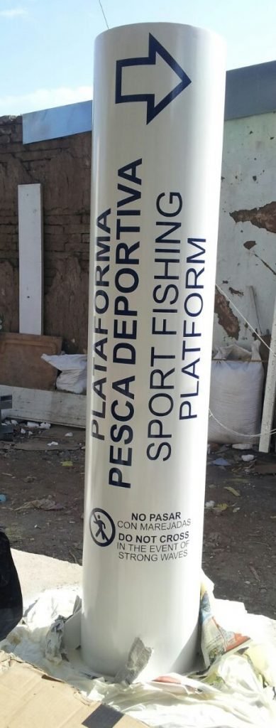 totem tubo fierro grafica pintada muelle vergara