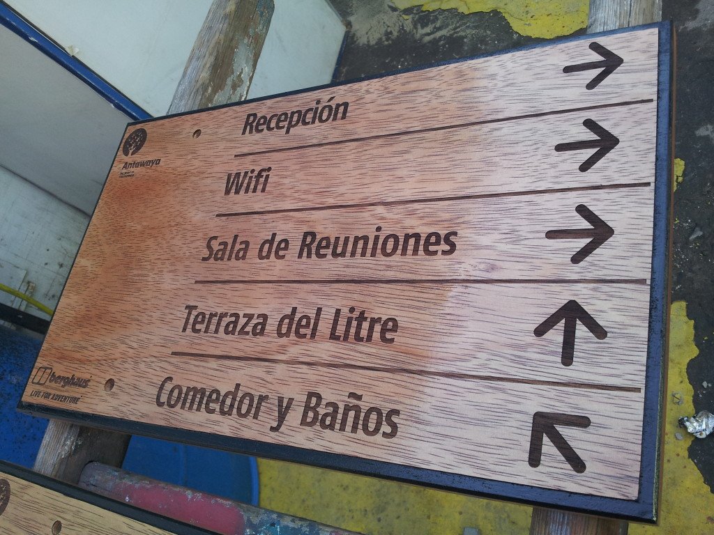 Letreros en madera nativa grabados tallados. Grabados laser bajo relieve