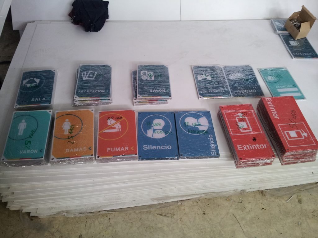 señaleticas acrilico grafica efecto espejo