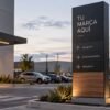 Tótem publicitario exterior de orientación corporativa con indicaciones de recepción, estacionamientos y despachos